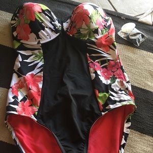 NWT Tommy Bahama Swimsuit